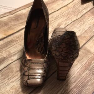 J Renee block heel faux croc print shoes excellent used condition. Size 8 M